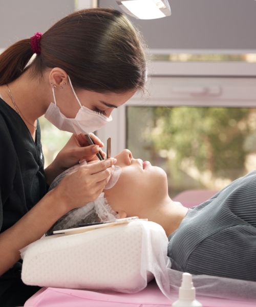 Especialista em estética a comunicar com clareza para atrair clientes no digital